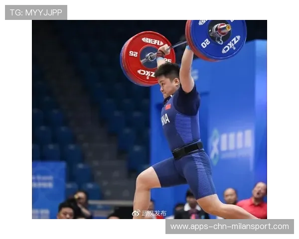 举重女将力量大到握碎粉笔盒