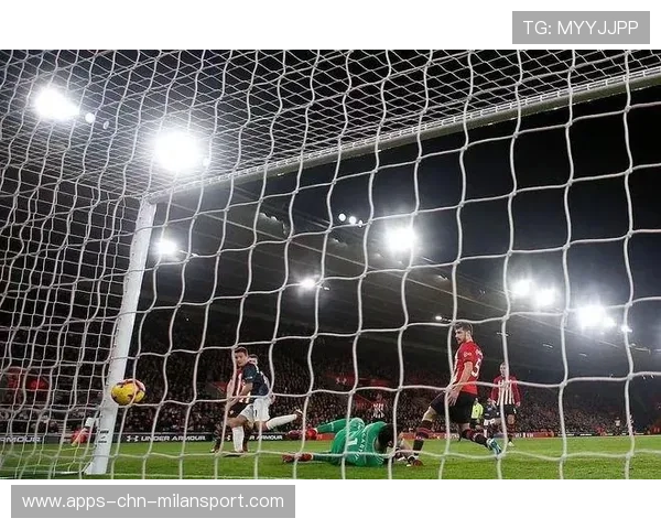 曼联强势压上打开肋部空间