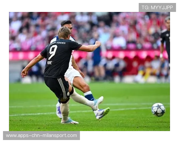 拜仁凯恩混战中横向挪步爆射完成逆袭