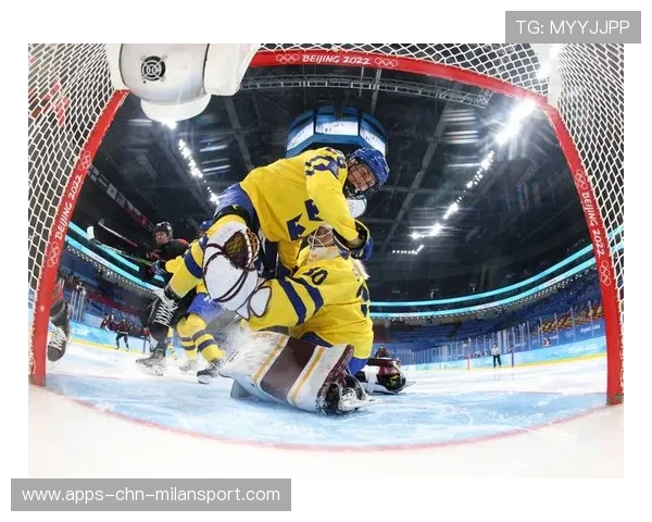 冰球比赛中守门员连续三次极限扑救